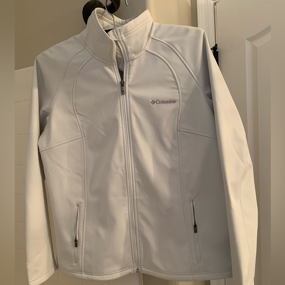 Woman’s Columbia Vinewood Valley, soft shell, white, full zip jacket, never worn